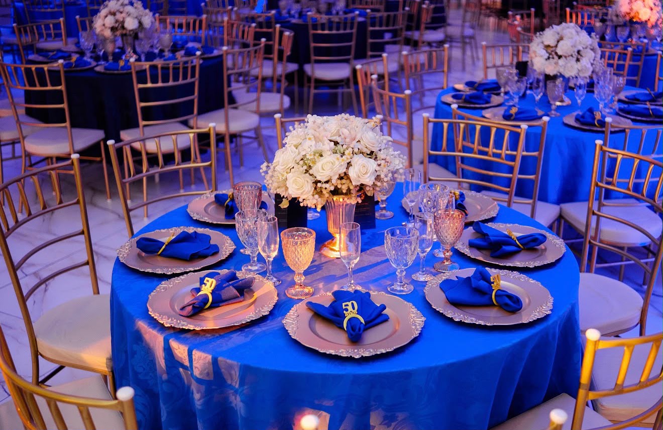 Mesa posta em azul e dourado para bodas