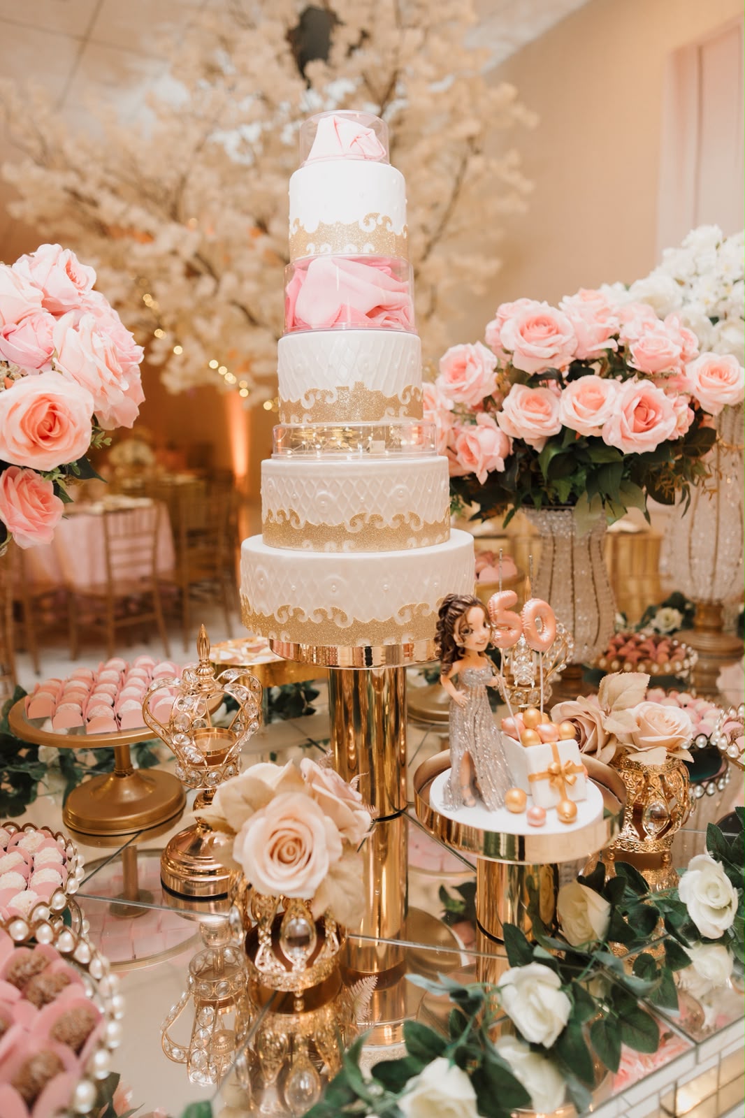 Bolo de cinco andares com mesa de doces em dourado e rosa