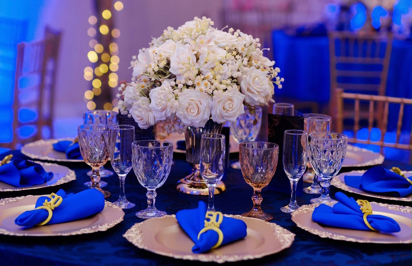 Detalhe de mesa posta com sousplat dourado