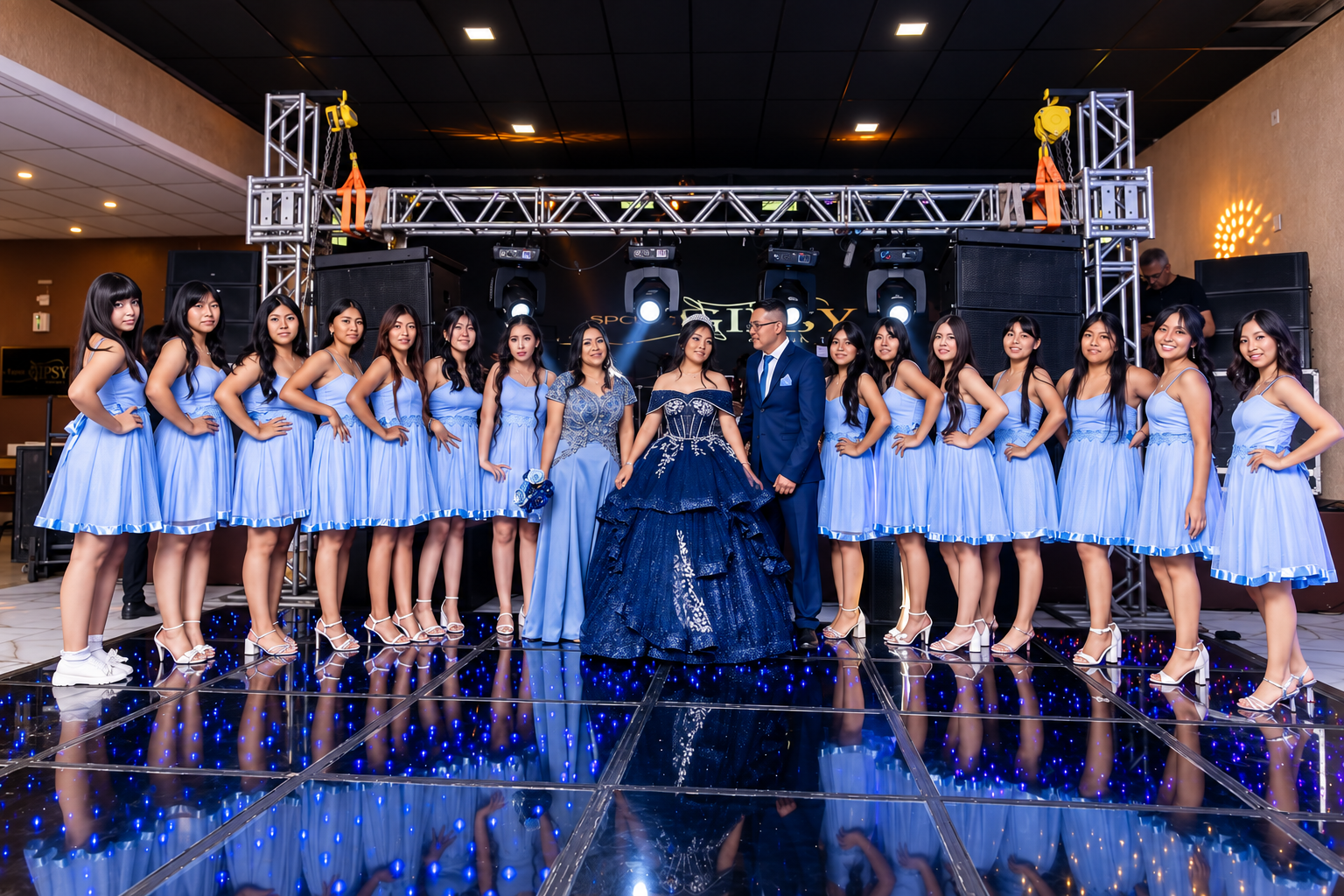Debutante com a corte posando na pista de LED